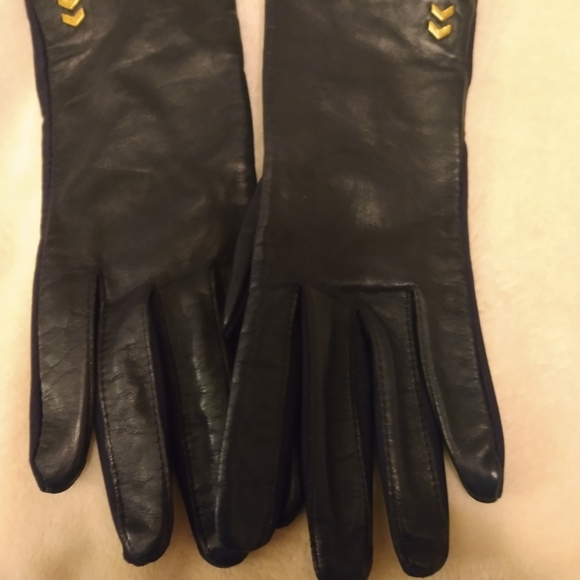 Isotoner ARIS Accessories - !!HOST PICK!! Vintage ARIS Isotoner navy blue leather gloves. Size small.